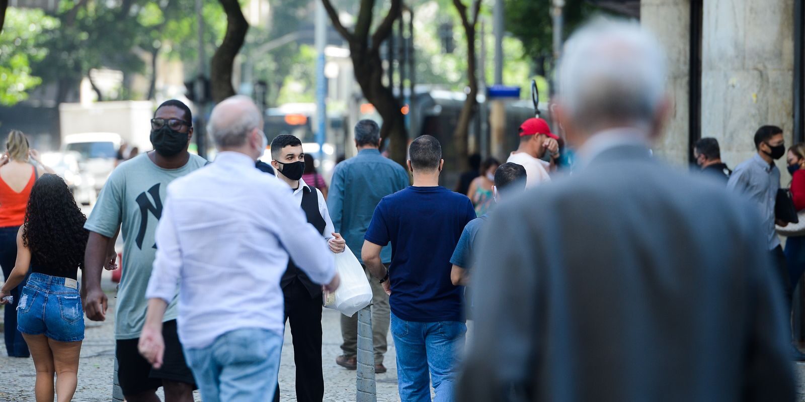 Para 81% dos brasileiros, candidato deve acreditar em Deus, aponta estudo da UFF