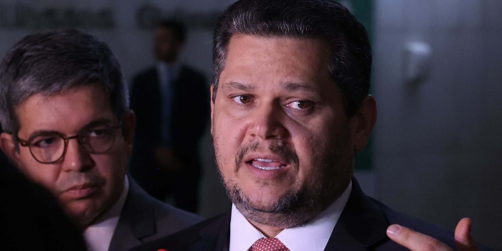 Alcolumbre envia à CCJ PEC que acaba com escala 6x1 e fixa jornada de 40 horas semanais
