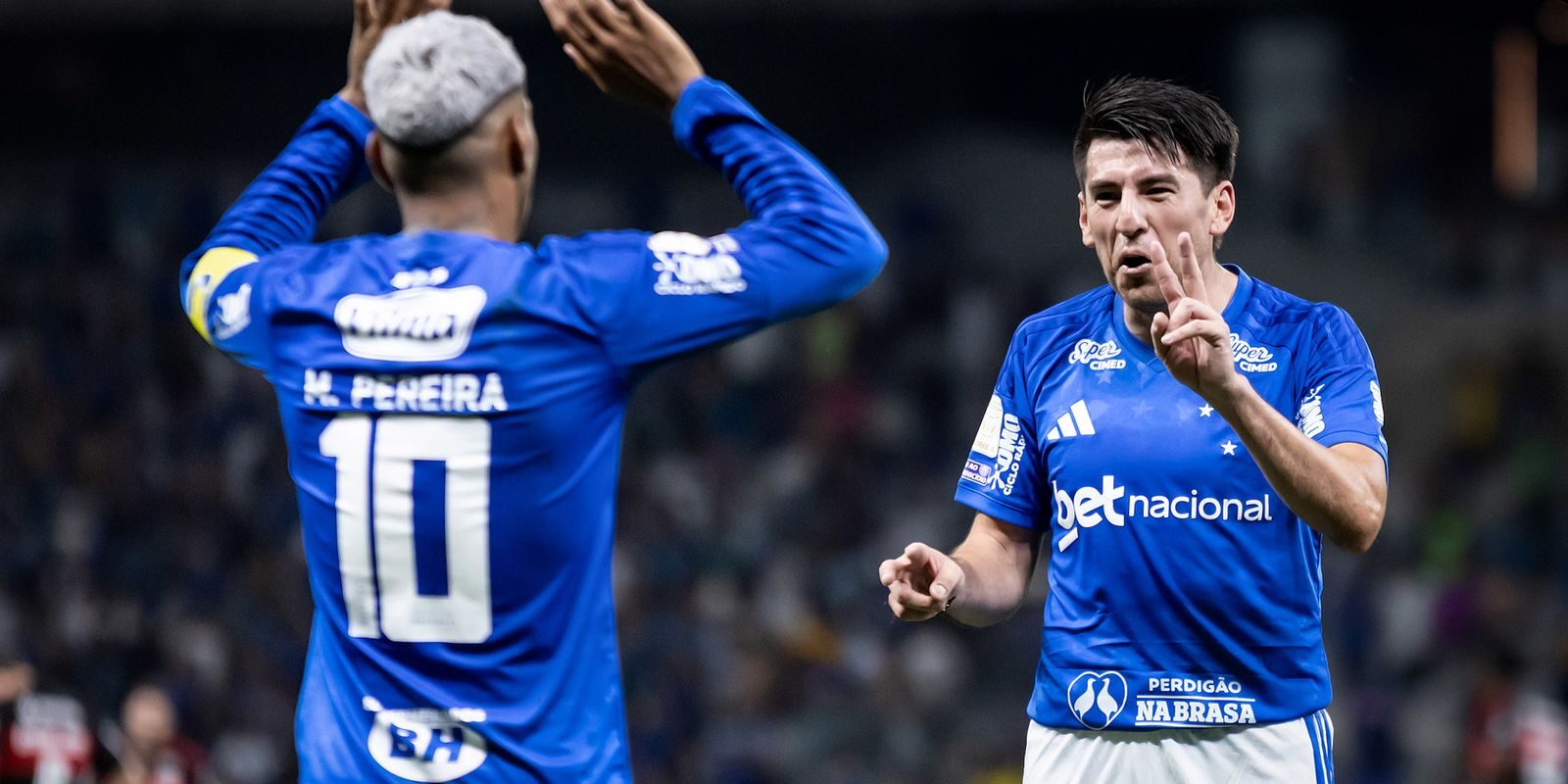 Cruzeiro vira sobre o Flamengo por 2 a 1 no Mineirão e adia liderança rubro-negra no Brasileirão