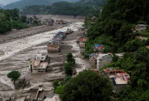 Nepal monitora dois lagos após enchentes; um começou a transbordar e risco de novas inundações persiste