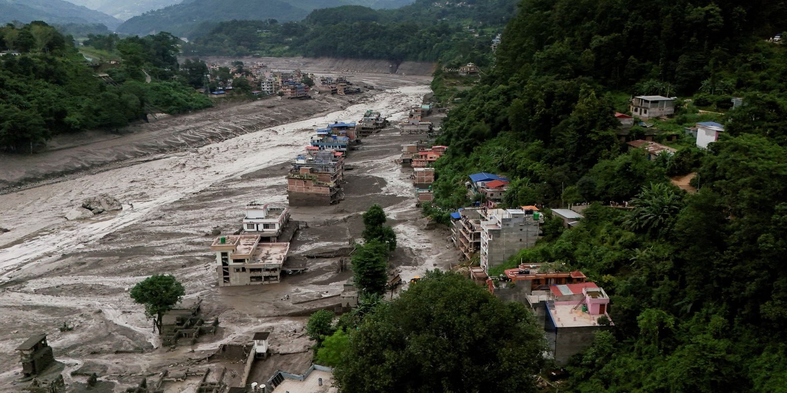 Nepal monitora dois lagos após enchentes; um começou a transbordar e risco de novas inundações persiste