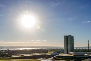 Fim da escala 6x1 e da 'taxa das blusinhas' são votados pelo Congresso nesta semana