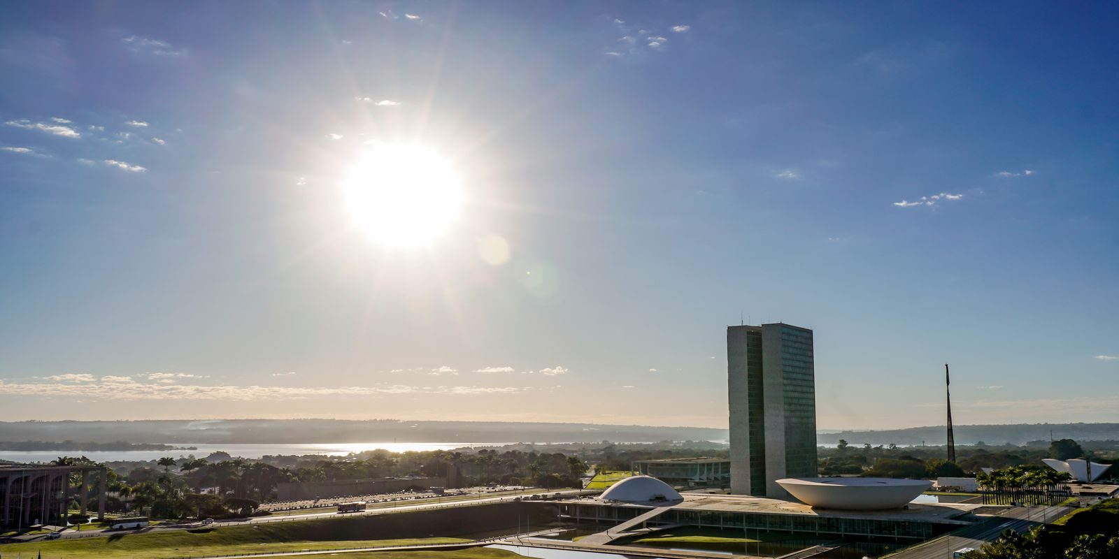 Fim da escala 6x1 e da 'taxa das blusinhas' são votados pelo Congresso nesta semana