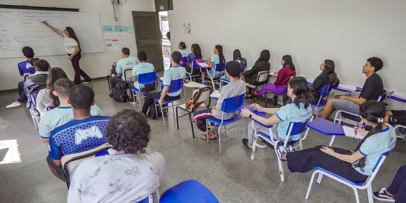 Pisa 2025: Brasil diminui distância para países ricos, mas continua abaixo da média da OCDE