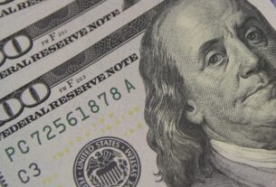 Dólar recua a R$ 5,089 e registra menor fechamento em um mês; Ibovespa sobe a 187.366,84 pontos