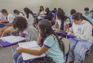 Pisa 2025: Brasil reduz distância para países da OCDE, mas níveis de aprendizagem permanecem baixos