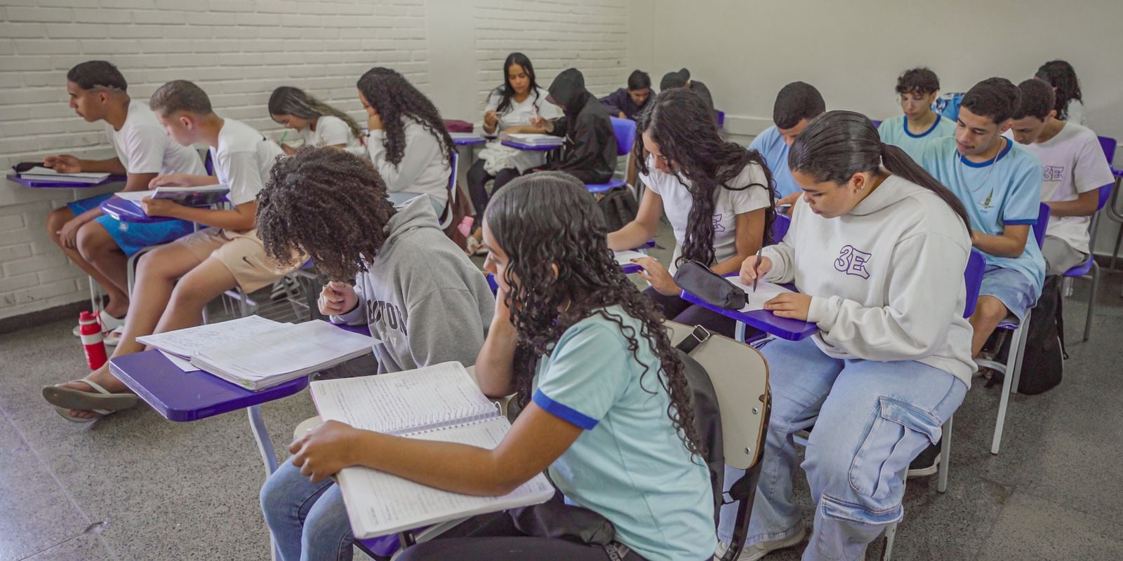 Pisa 2025: Brasil reduz distância para países da OCDE, mas níveis de aprendizagem permanecem baixos