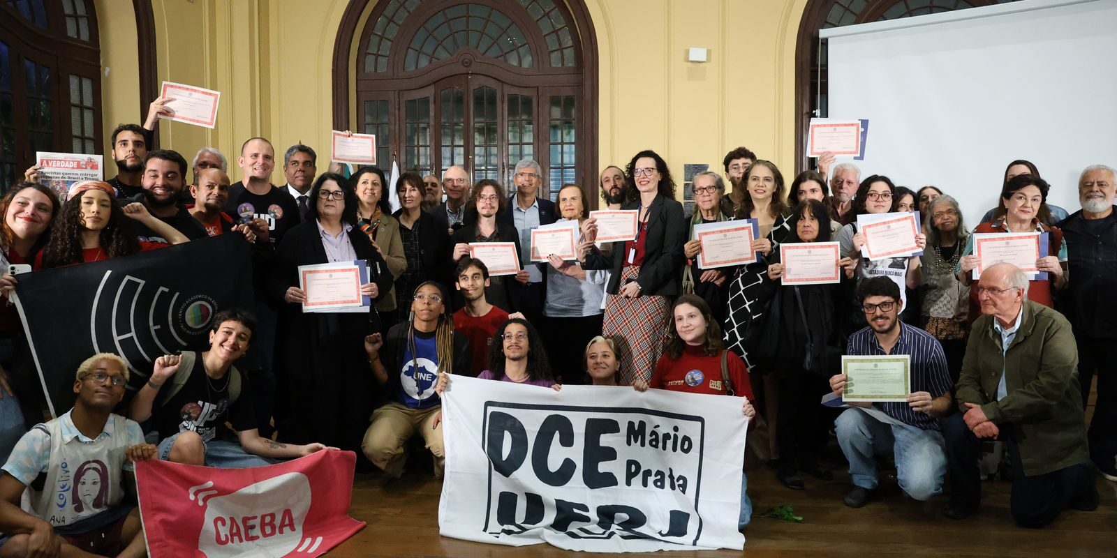 UFRJ entrega diplomas póstumos a vítimas da ditadura em cerimônia no Rio