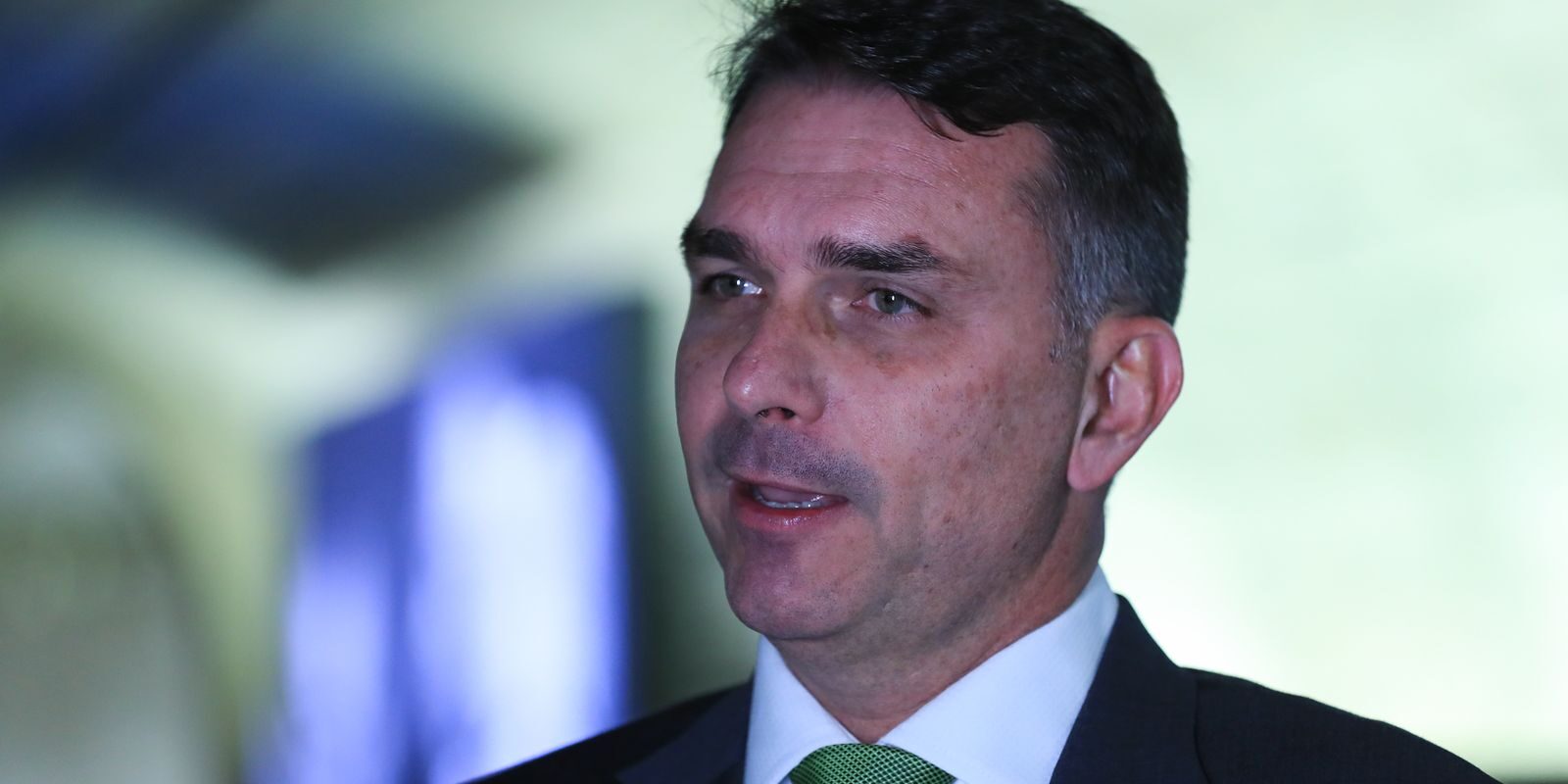 Mendonça abre inquérito que inclui Flávio Bolsonaro como investigado no financiamento do filme Dark Horse