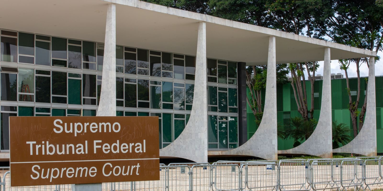 Gilmar Mendes pede adiamento de sessão do STF que pode levar Alexandre de Moraes a investigação