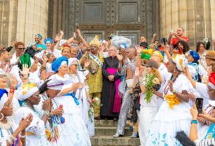 Monsenhor proíbe lavagem na escadaria da Madeleine; 25ª Lavagem é transferida para rua e espera 60 mil em Paris