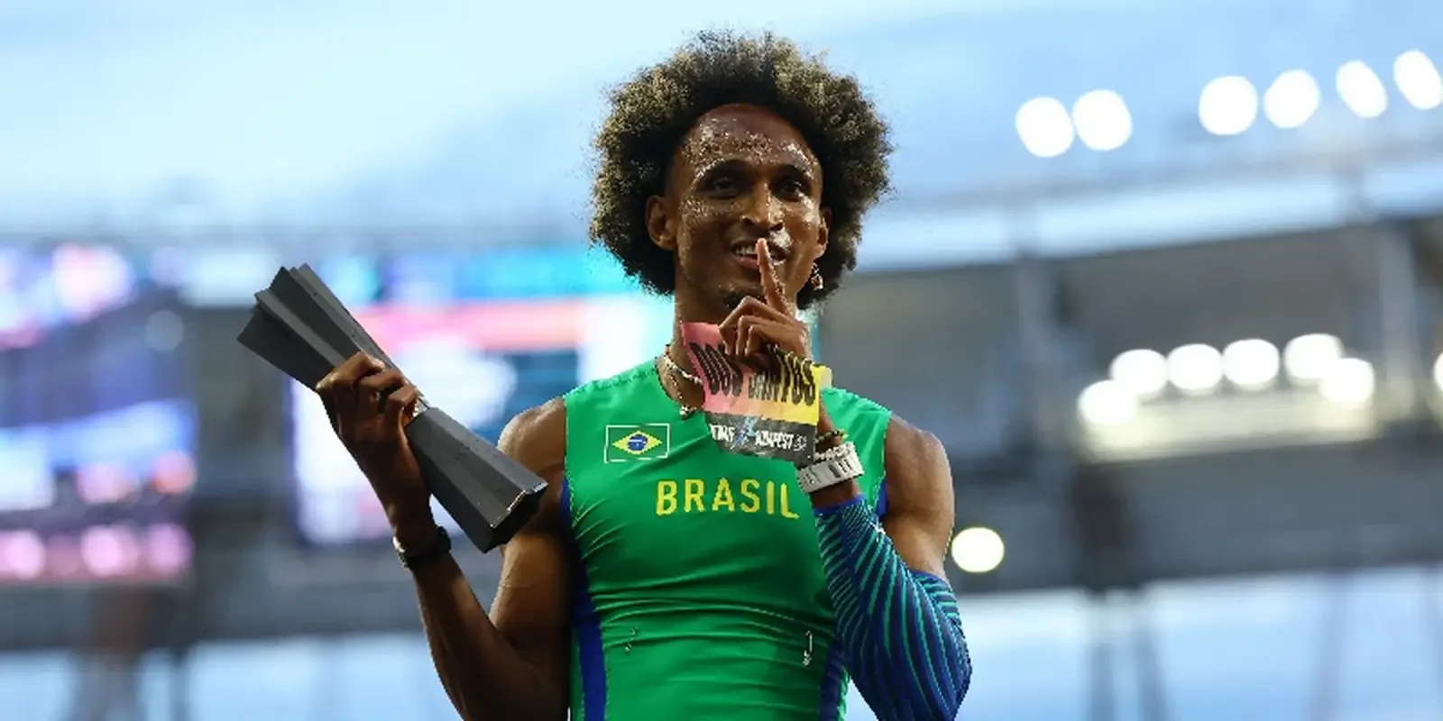 Alison dos Santos conquista ouro no Mundial Ultimate 2026 com 45s98 em Budapeste