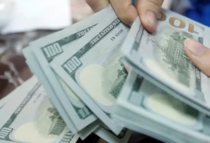 Dólar fecha perto de R$ 5,15 com aversão a risco; Ibovespa recua 0,91%