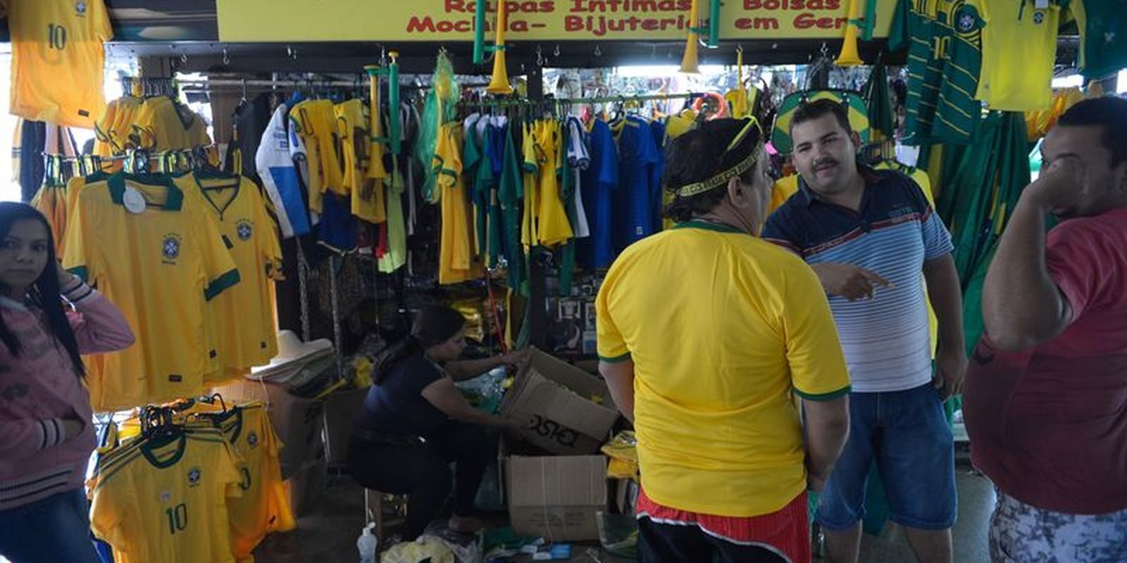 Vendas do comércio recuam 0,8% em julho após efeito da Copa do Mundo, diz IBGE