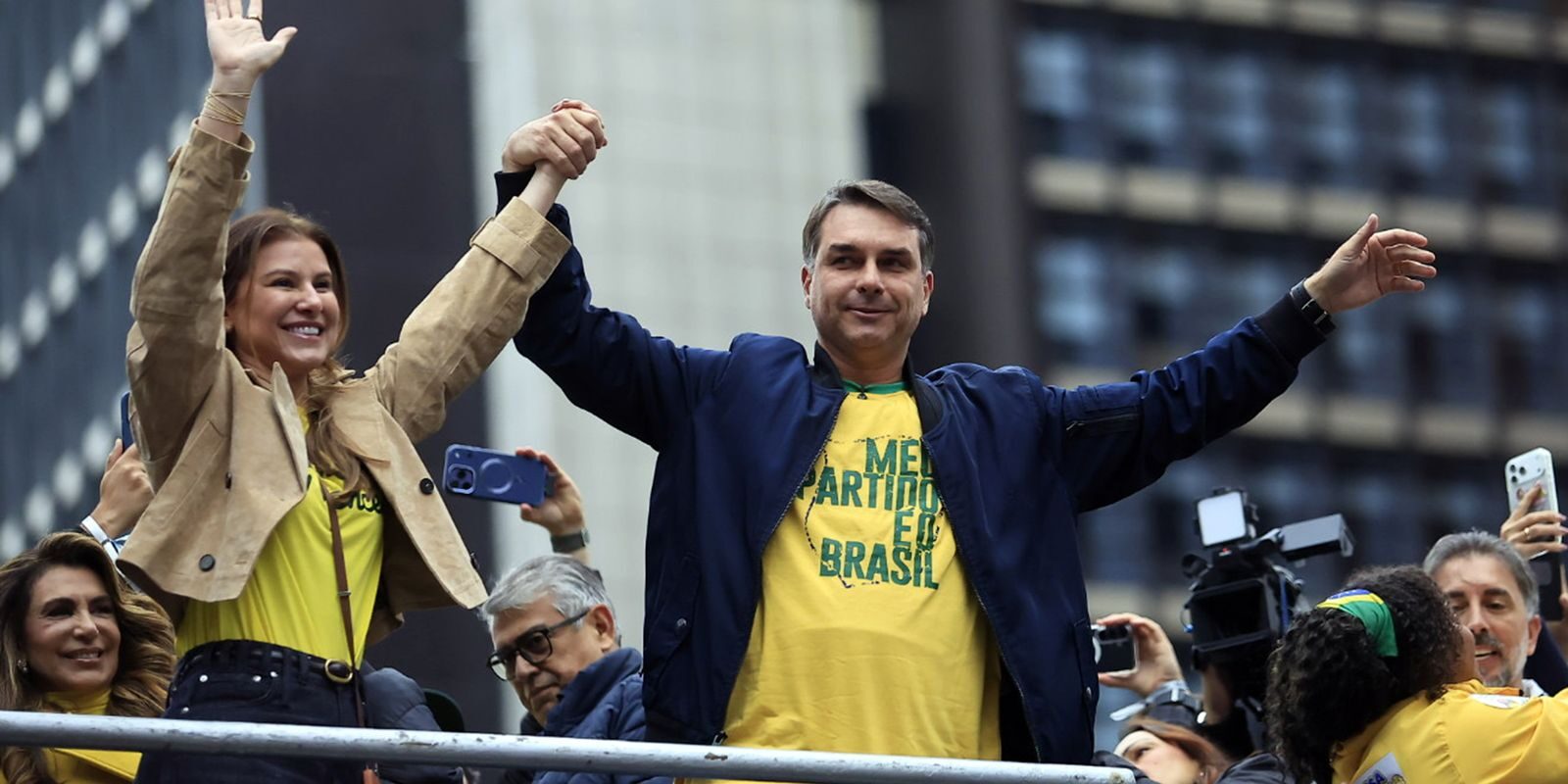 Flávio Bolsonaro apresenta plano de governo com corte de gastos, endurecimento na segurança e compartilhamento de prontuários do SUS