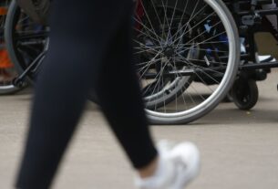 Renda de pessoas com deficiência é 70% da observada entre não deficientes, diz Censo 2022