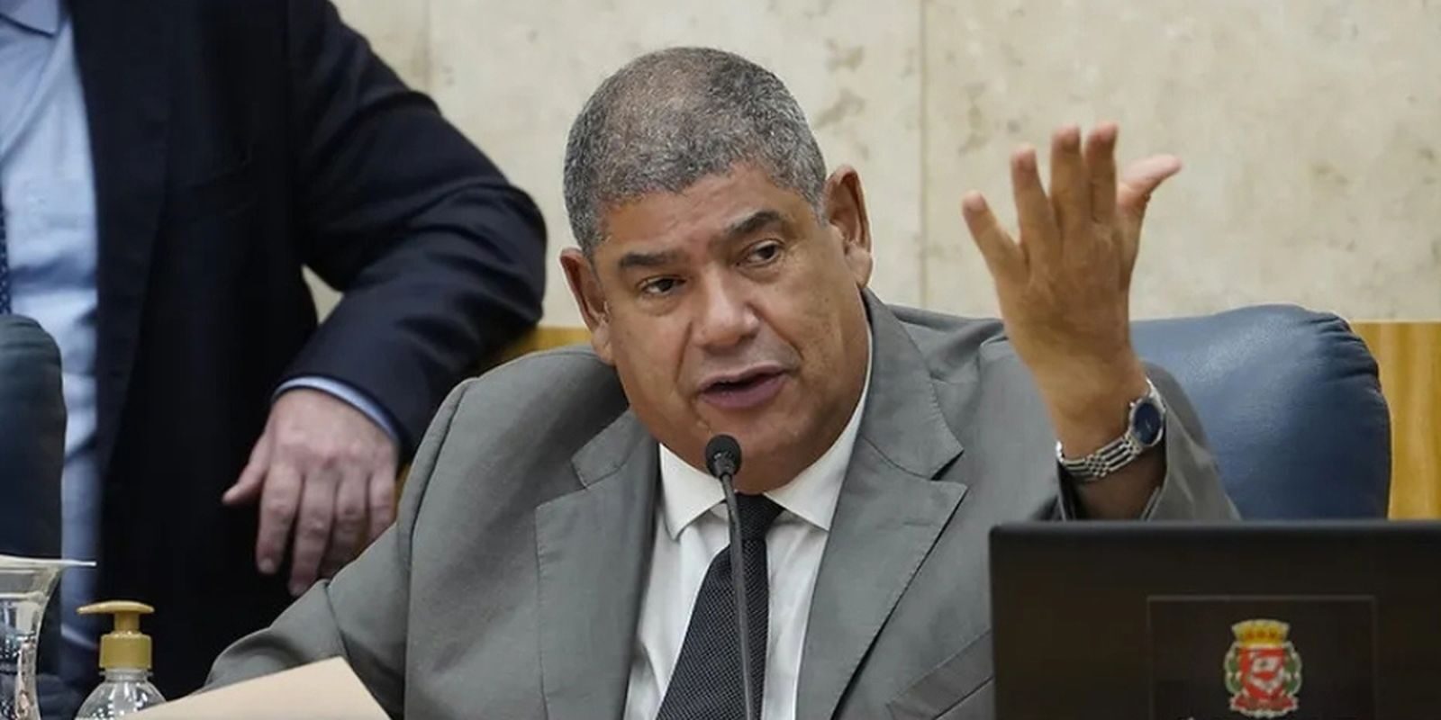 Milton Leite se entrega à polícia em Mogi das Cruzes após operação que investiga ação do PCC no transporte de SP
