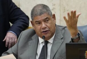 Milton Leite, ex-presidente da Câmara de São Paulo, se entrega à polícia após operação contra o PCC