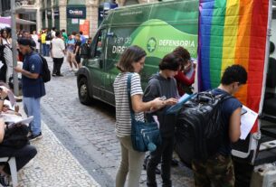 5ª Marcha Trans & Travesti no RJ reúne participantes em defesa da democracia e oferece serviços sociais