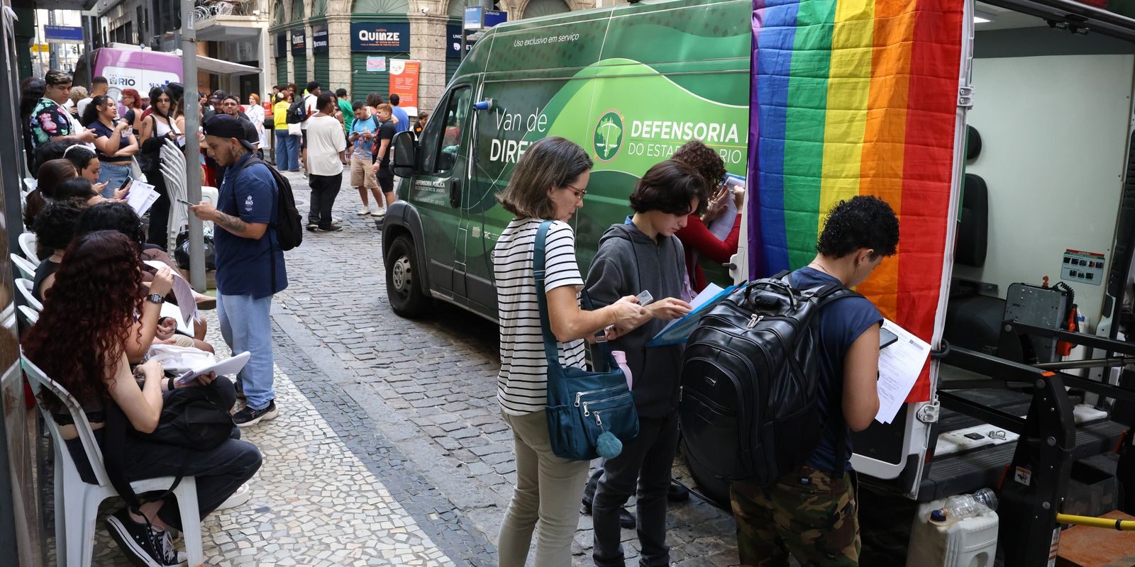 5ª Marcha Trans & Travesti no RJ reúne participantes em defesa da democracia e oferece serviços sociais