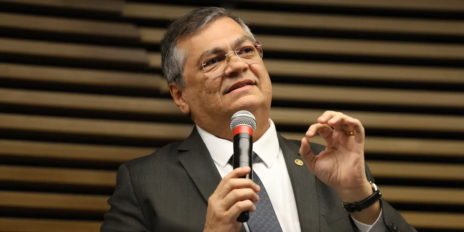 Dino determina revisão das normas da CVM em 90 dias após apontamentos sobre Banco Master