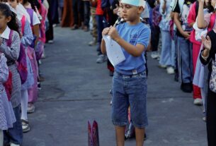 Gaza reabre escolas presenciais após quase três anos; milhares retomam aulas em estruturas improvisadas
