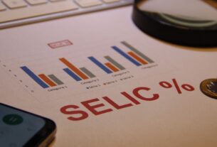 Mercado reduz previsão da Selic para 13,50% ao fim de 2026; IPCA sobe para 4,92%