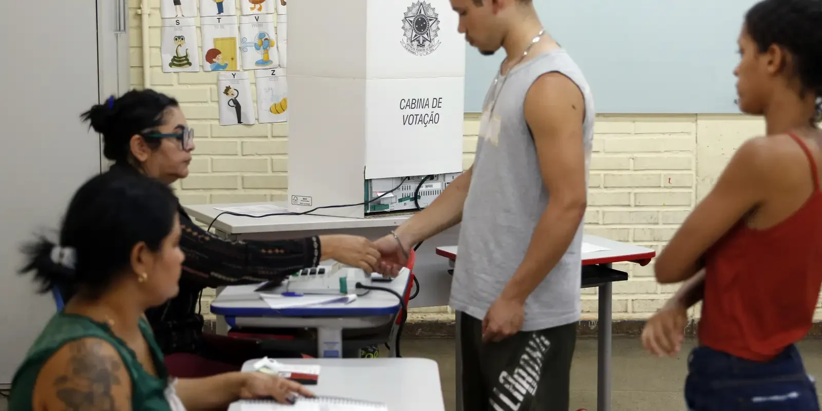 Caminhos da Reportagem investiga por que jovens (16-17) e idosos (70+) escolhem votar nas eleições 2026