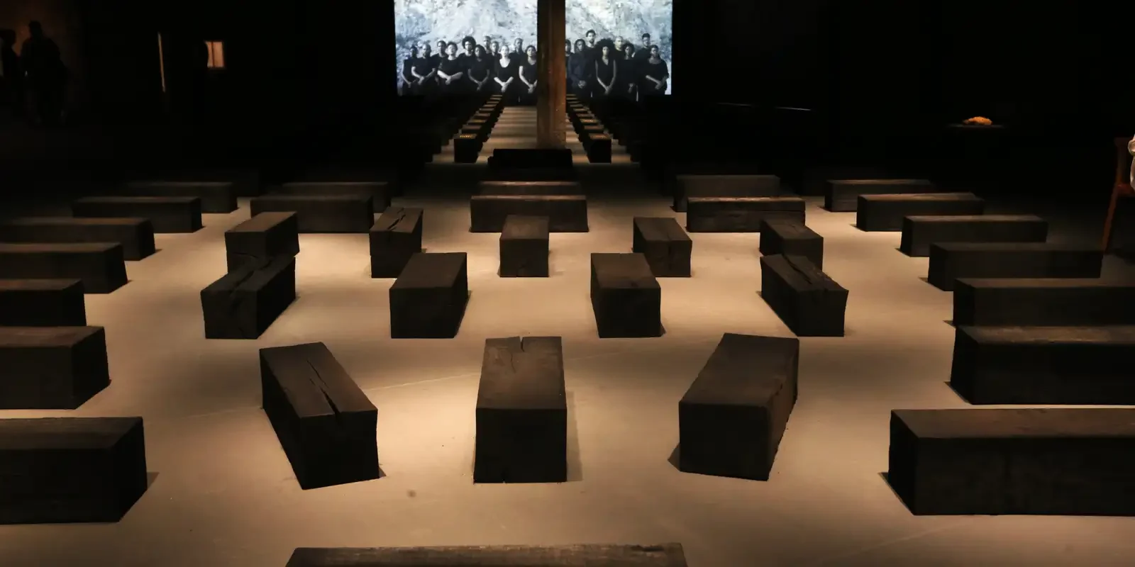 Grada Kilomba leva a instalação 'O Barco' ao Sesc Pompeia para lembrar violência do tráfico transatlântico