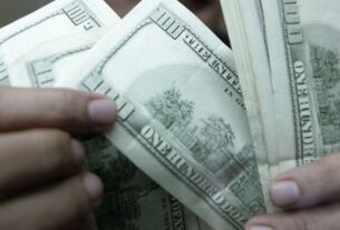 Dólar se aproxima de R$ 5,17 com alta do petróleo e incertezas eleitorais; Ibovespa recua