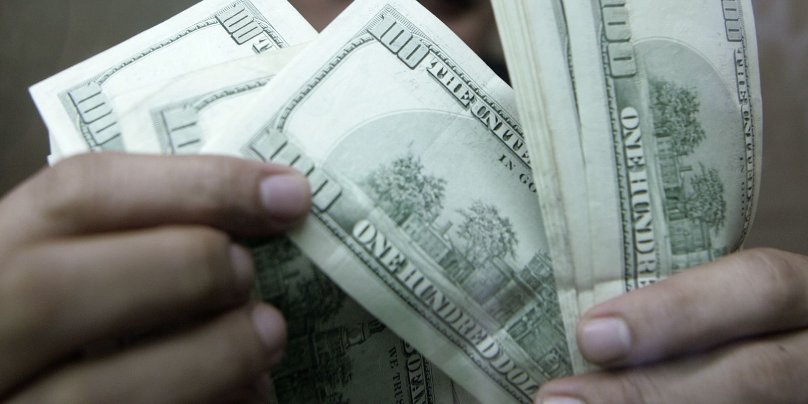Dólar se aproxima de R$ 5,17 com alta do petróleo e incertezas eleitorais; Ibovespa recua