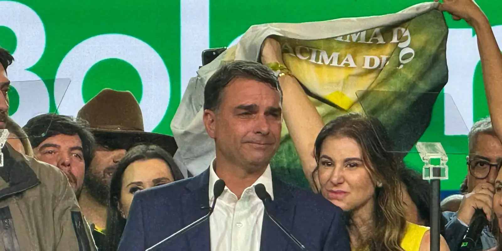 Flávio Bolsonaro viajou em jatinho ligado a Daniel Vorcaro em voo Fort Lauderdale–Brasília; mesma aeronave foi usada por Alexandre de Moraes