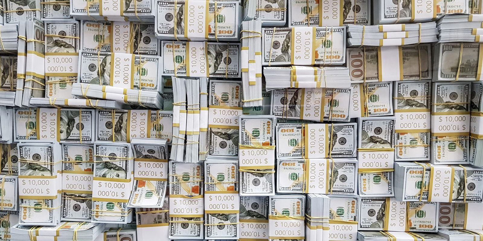 Dólar avança 0,47% e se aproxima de R$ 5,20; Ibovespa cai quase 1%