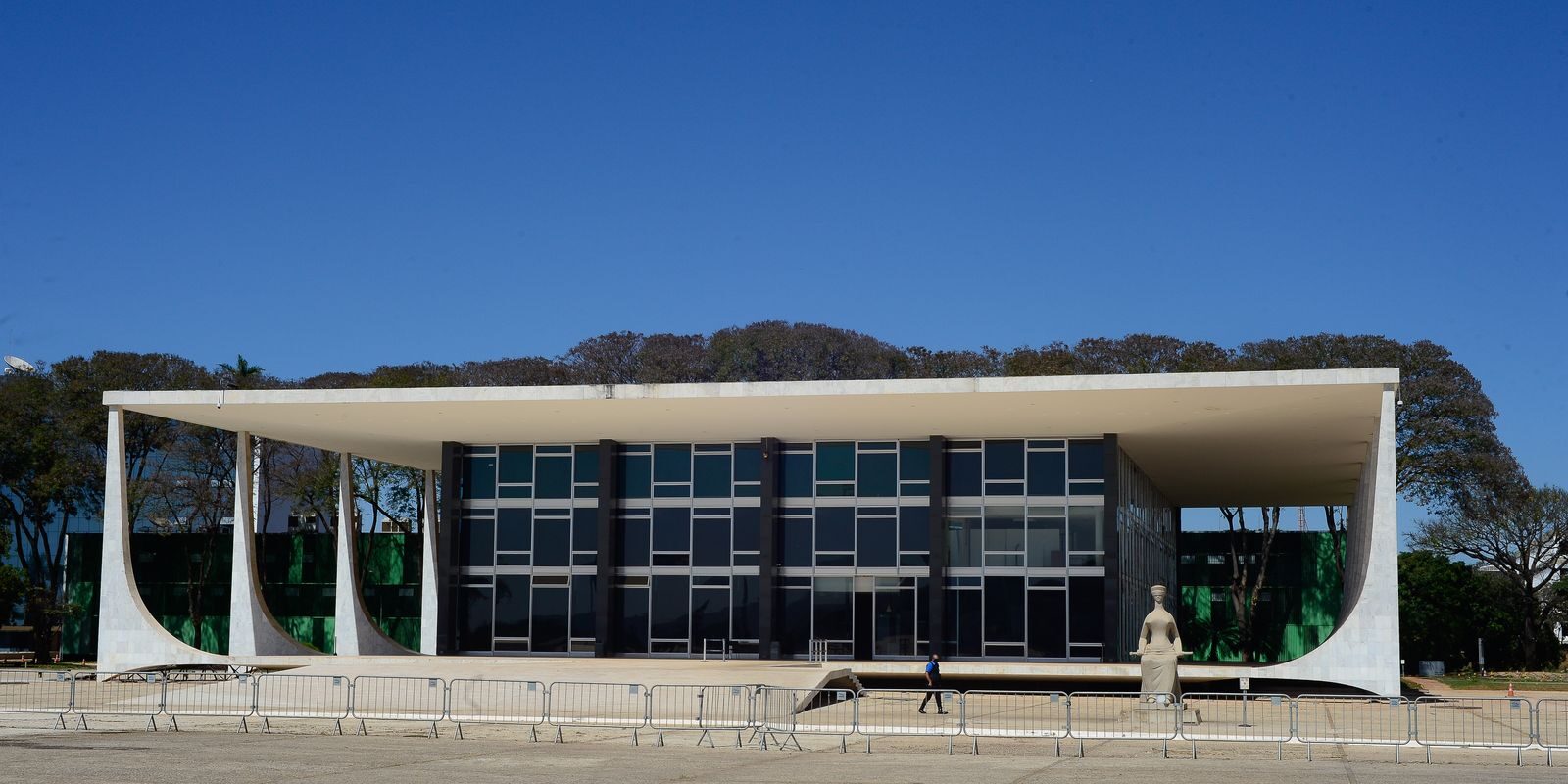Fachin dá cinco dias para PGR se manifestar sobre investigações do Master e descontos do INSS