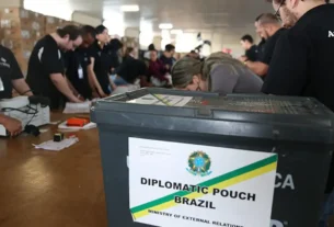 Quase 1 milhão de brasileiros no exterior estão aptos a votar nas eleições de 2026, diz TSE