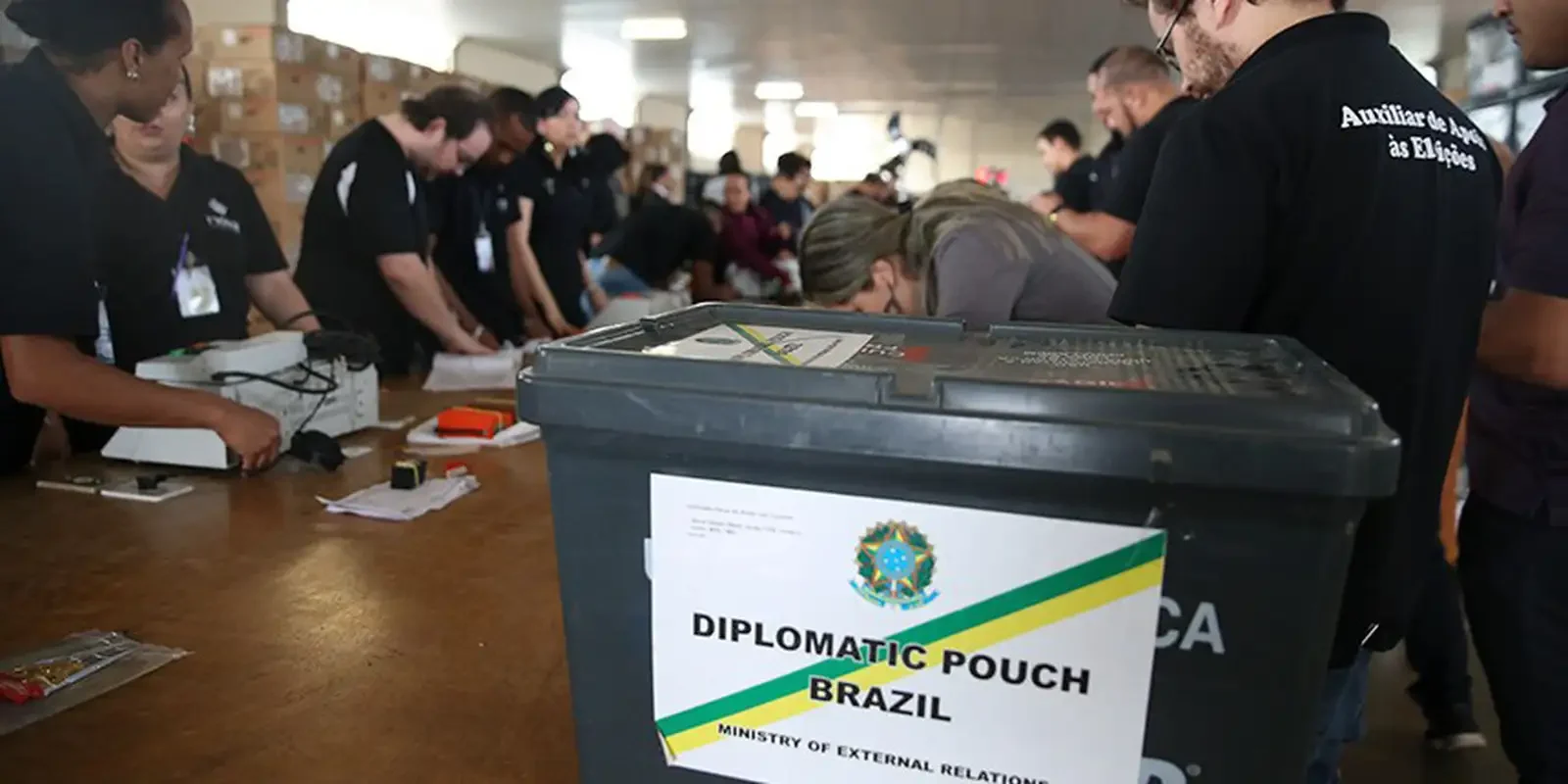 Quase 1 milhão de brasileiros no exterior estão aptos a votar nas eleições de 2026, diz TSE