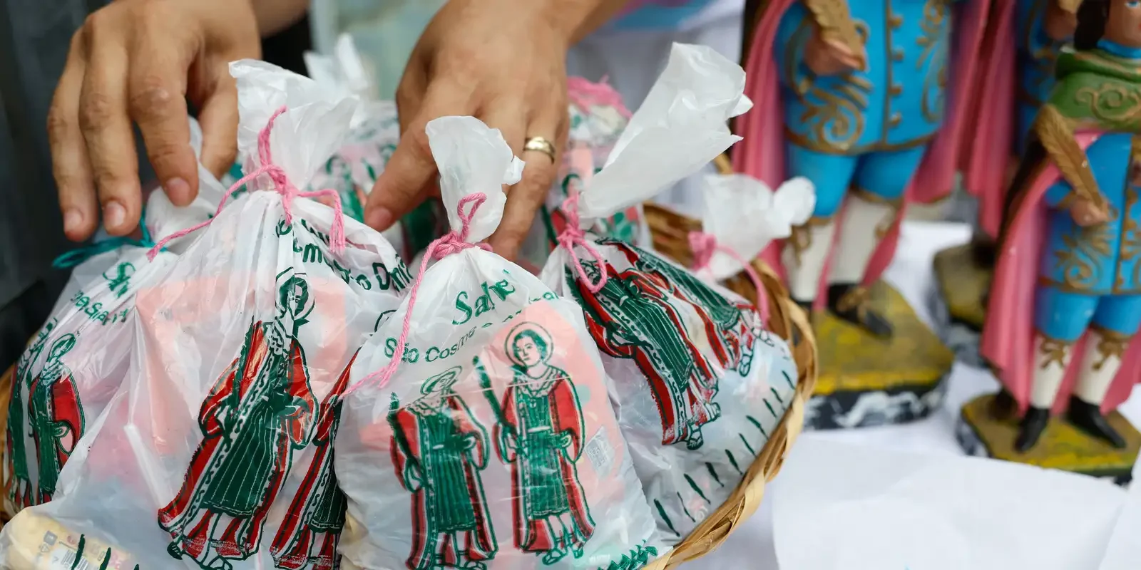 No Rio, famílias mantêm tradição de distribuir doces em homenagem a Cosme e Damião