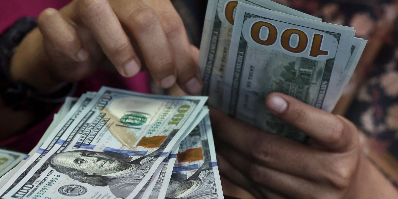 Dólar fecha a R$ 5,226, maior patamar desde março; Ibovespa recua pela quarta sessão