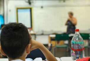 Gasto por aluno no Brasil em 2023 foi cerca de 1/3 da média da OCDE, mostra relatório