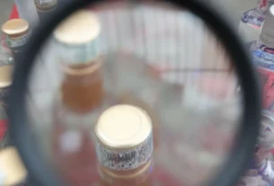 MPSP denuncia dois homens por venda de vodcas adulteradas com metanol que deixaram mulher cega