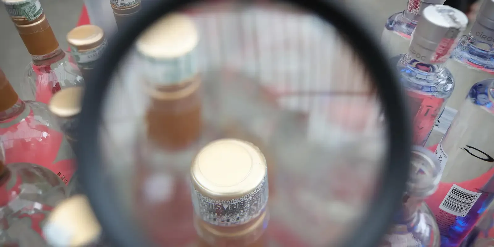 MPSP denuncia dois homens por venda de vodcas adulteradas com metanol que deixaram mulher cega