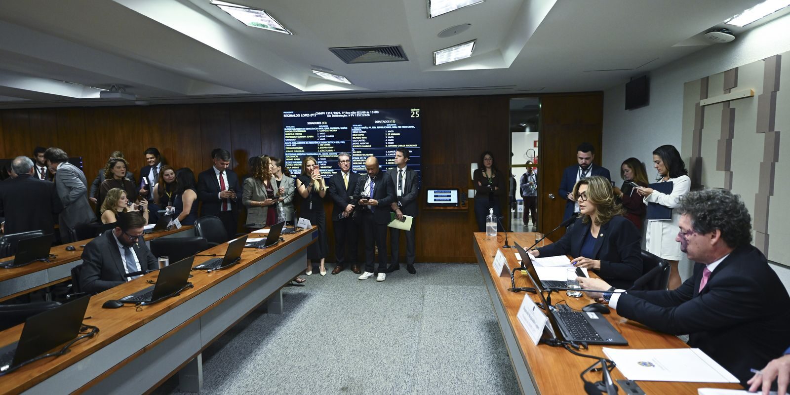 Comissão mista aprova MP 1.357 que zera imposto sobre remessas até US$ 50; texto segue aos plenários