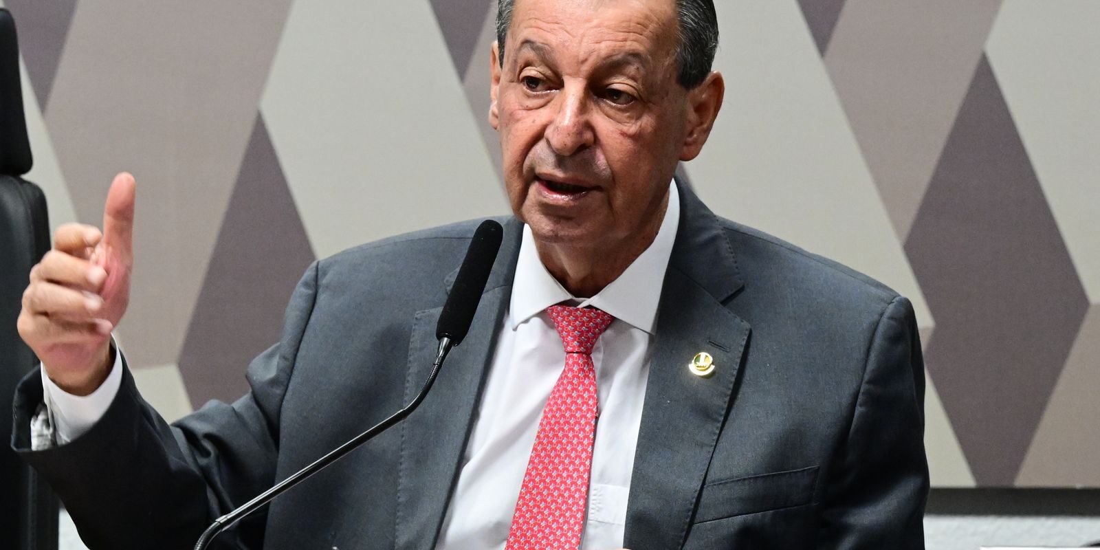 Omar Aziz rejeita 36 emendas e mantém proposta que acaba com a escala 6x1
