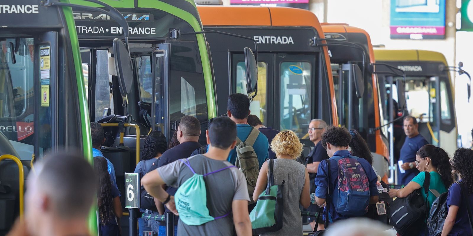 Pesquisa: 67% dizem que escala 6x1 prejudica saúde mental; CCJ aprova PEC que altera jornada