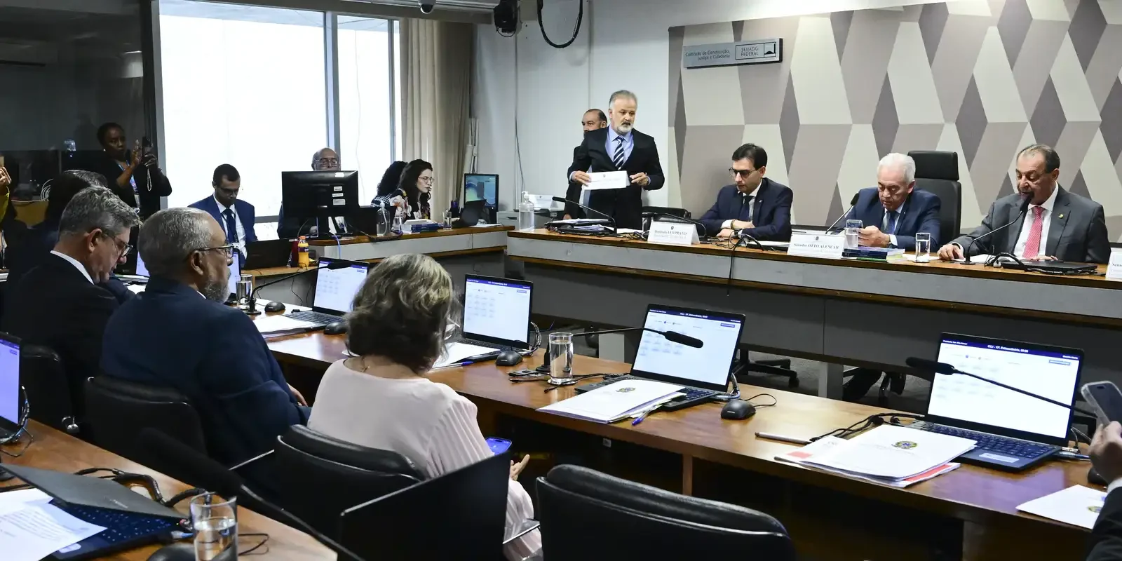 CCJ do Senado aprova PEC que extingue escala 6x1 e reduz jornada para 40 horas