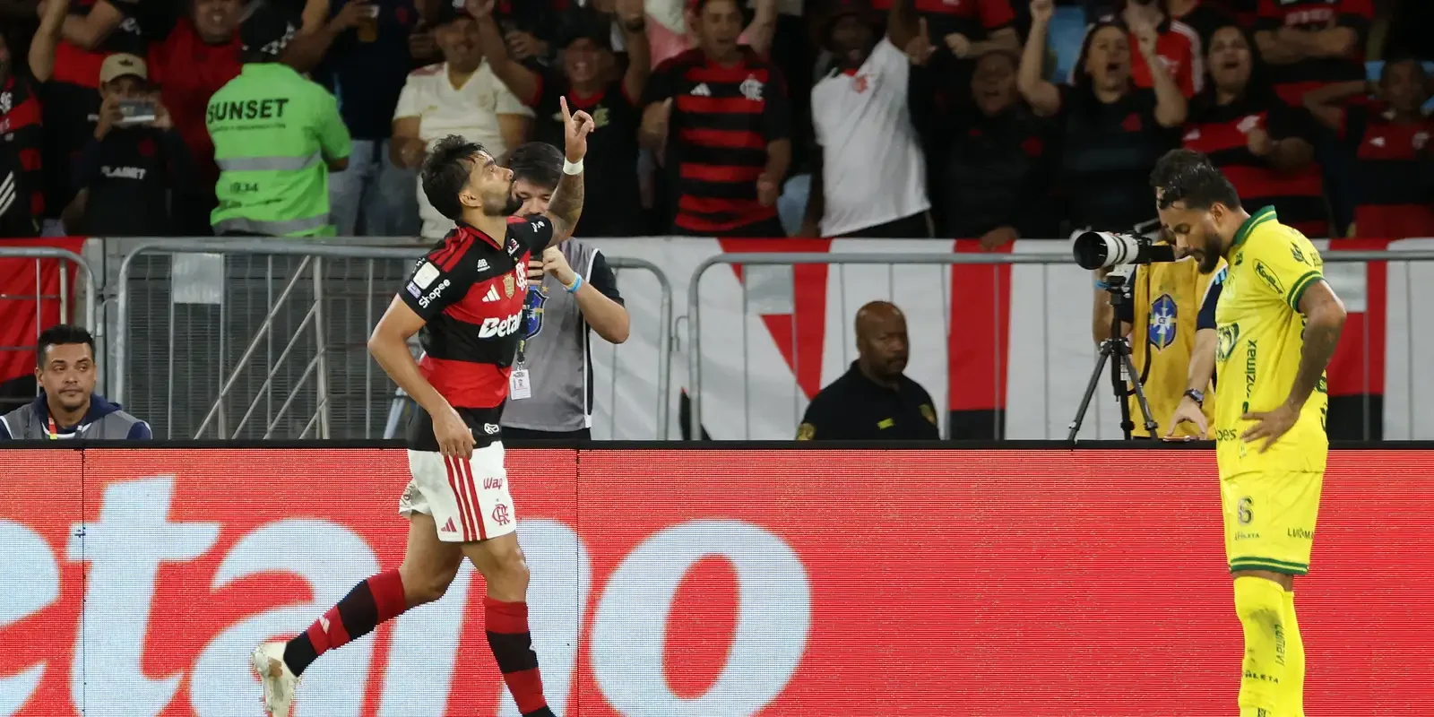 Flamengo vence Mirassol por 2 a 0 no Maracanã e fica a um ponto do Palmeiras