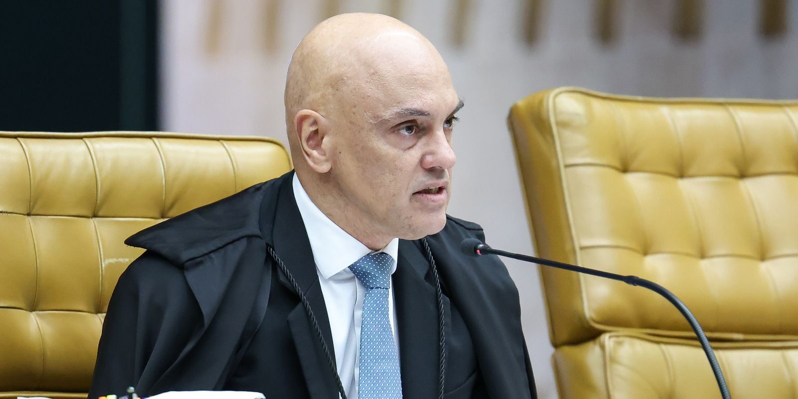 Alexandre de Moraes envia a Edson Fachin pedido de apuração contra André Mendonça