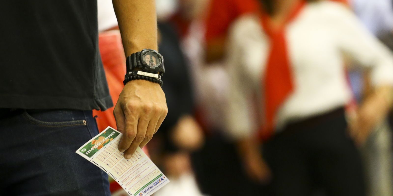 Mega-Sena acumula e vai a R$ 48 milhões; veja as dezenas sorteadas (01, 13, 25, 35, 39, 51)