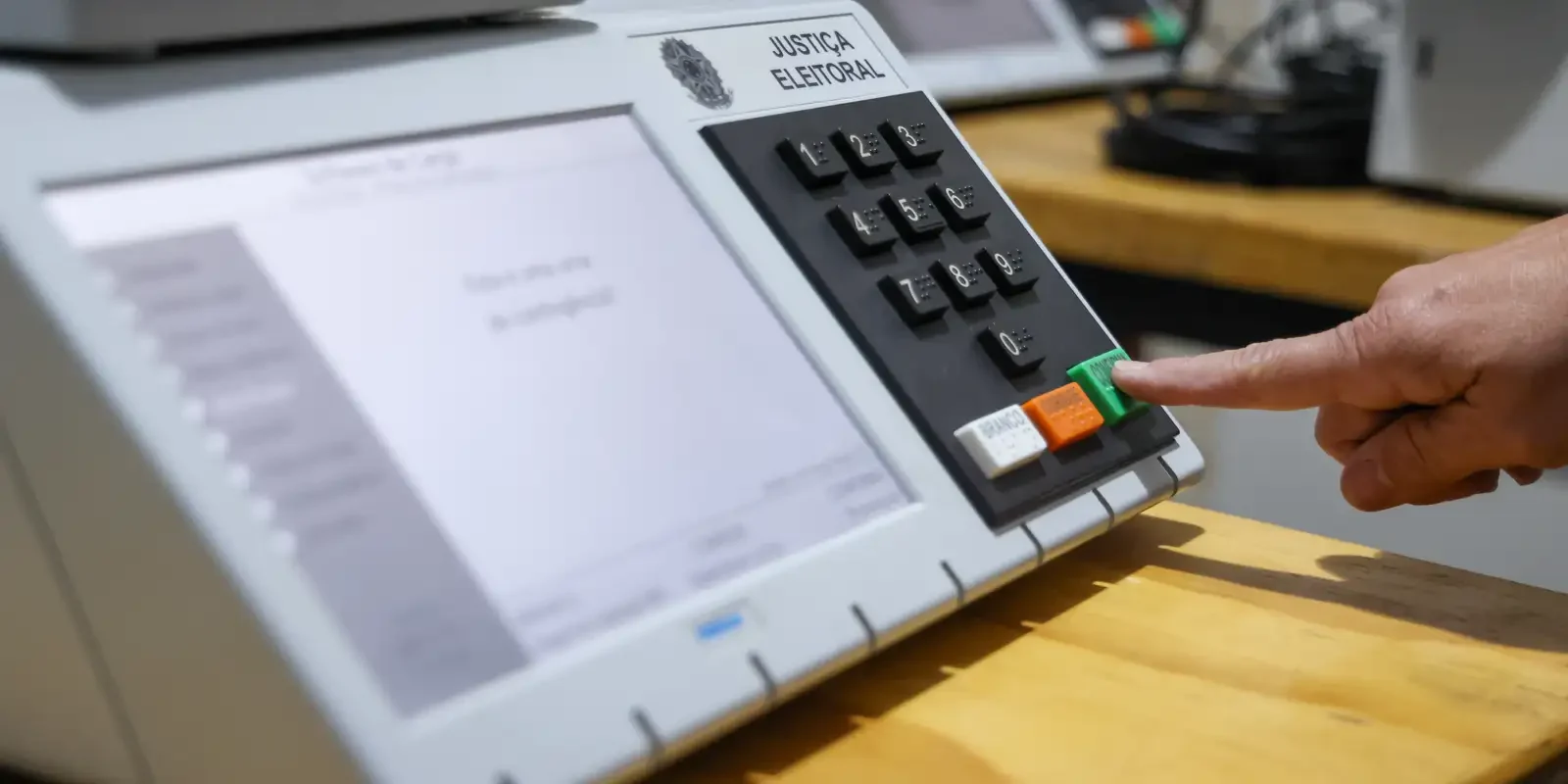 Justiça Eleitoral assegura transporte gratuito e urnas eletrônicas com recursos de acessibilidade para PCD — pedido até 14/9 para 1º turno