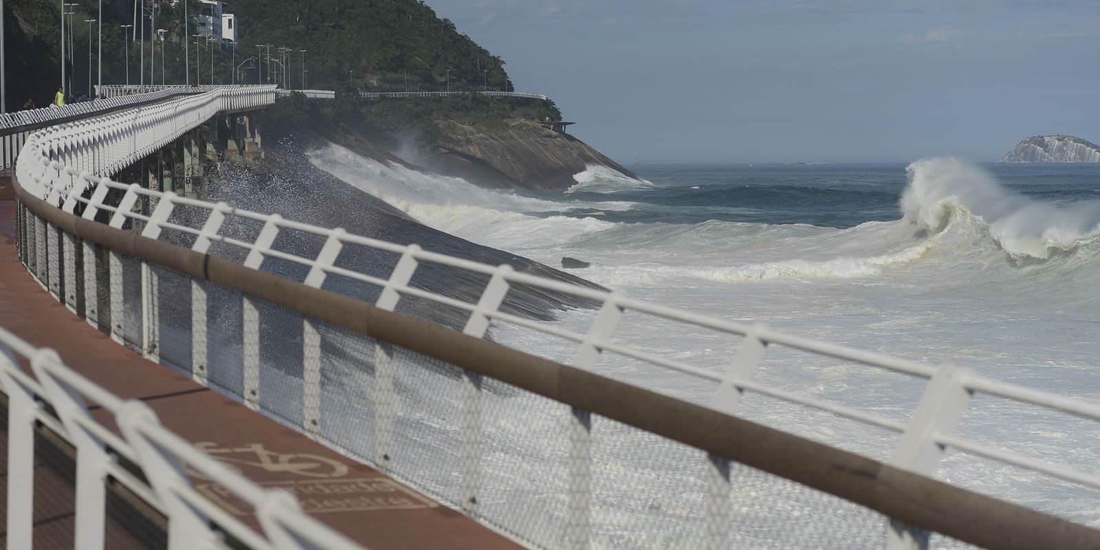 Aviso de ressaca no Rio: ondas de até 2,5 m levam Prefeitura a interditar ciclovia Tim Maia